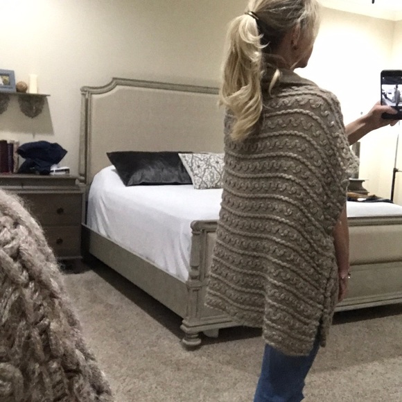 Do Everything In Love | Poncho - Picture 3 of 8